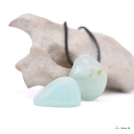 Acheter Pendentif Préhnite bleu vert - N°15730-2 dans la boutique en ligne Kûrma. Spécialisé dans des pierres de qualité directement importer depuis les artisans lapidaires.