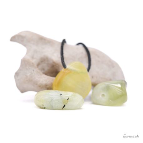 Acheter Pendentif Préhnite jaune vert - N°8480-2 dans la boutique en ligne Kûrma. Spécialisé dans des pierres de qualité directement importer depuis les artisans lapidaires.