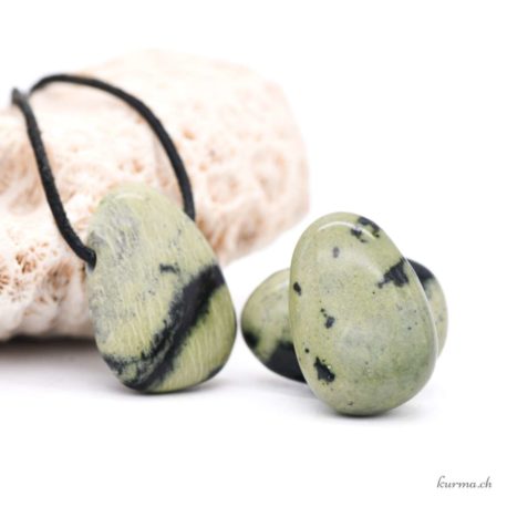 Acheter Pendentif Serpentine Chyta - N°10551-2 dans la boutique en ligne Kûrma. Spécialisé dans des pierres de qualité directement importer depuis les artisans lapidaires.