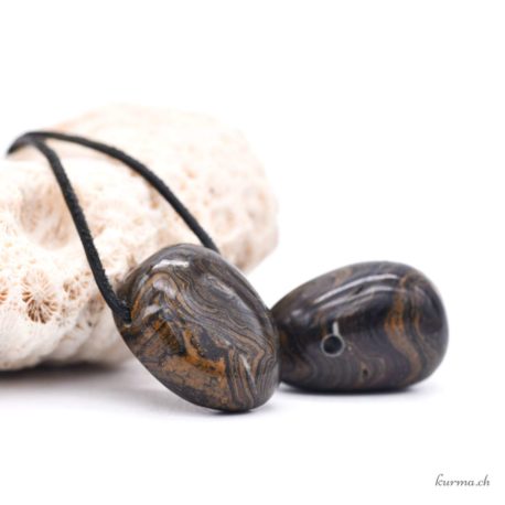 Acheter Pendentif Stromatolite L - N°8624-1 dans la boutique en ligne Kûrma. Spécialisé dans des pierres de qualité directement importer depuis les artisans lapidaires.