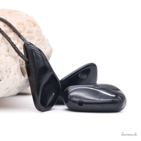 Acheter Pendentif Tourmaline noire - N°5132-1 dans la boutique en ligne Kûrma. Spécialisé dans des pierres de qualité directement importer depuis les artisans lapidaires.