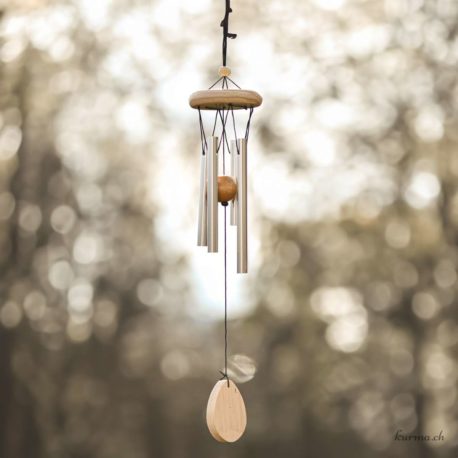 Acheter Carillon à Vent 4 tubes et bois 14cm N°15912-1 dans la boutique en ligne Kûrma. Spécialisé dans des pierres de qualité directement importer depuis les artisans lapidaires.