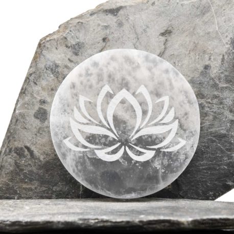 Acheter Plaque Sélénite Lotus 10cm - N°15826-1 dans la boutique en ligne Kûrma. Spécialisé dans des pierres de qualité directement importer depuis les artisans lapidaires.