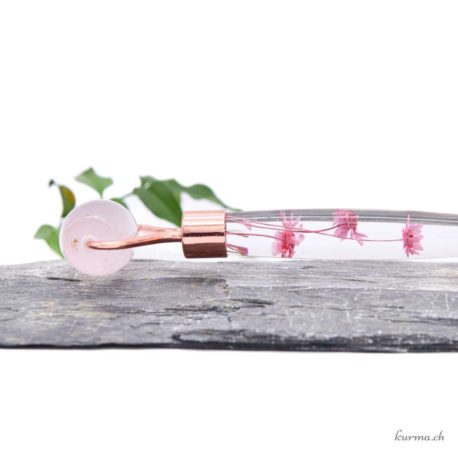 Acheter Rouleau de massage Quartz Rose Fleurs roses 14cm 70gr - N°15952-2 dans la boutique en ligne Kûrma. Spécialisé dans des pierres de qualité directement importer depuis les artisans lapidaires.