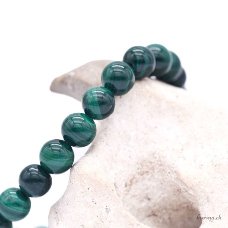 Acheter Bracelet 'Dark' Malachite 'AA' perles 6mm - N°16125-3 dans la boutique en ligne Kûrma. Spécialisé dans des pierres de qualité directement importer depuis les artisans lapidaires.