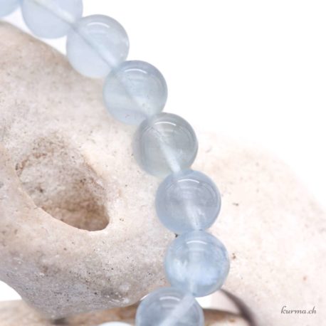 Acheter Bracelet Fluorite Bleue 'AA' perles 10mm - N°16103-3 dans la boutique en ligne Kûrma. Spécialisé dans des pierres de qualité directement importer depuis les artisans lapidaires.