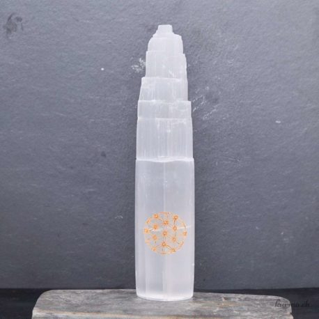 Acheter Monolithe Sélénite gravé 20cm Fleur de Vie - N°16180-1-Edit dans la boutique en ligne Kûrma. Spécialisé dans des pierres de qualité directement importer depuis les artisans lapidaires.