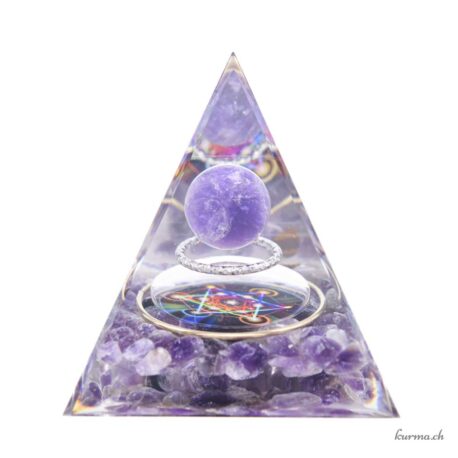 Orgonite Pyramide Améthyste Métatron 6cm - N°17793-2 disponible en ligne et dans la boutique Kûrma.